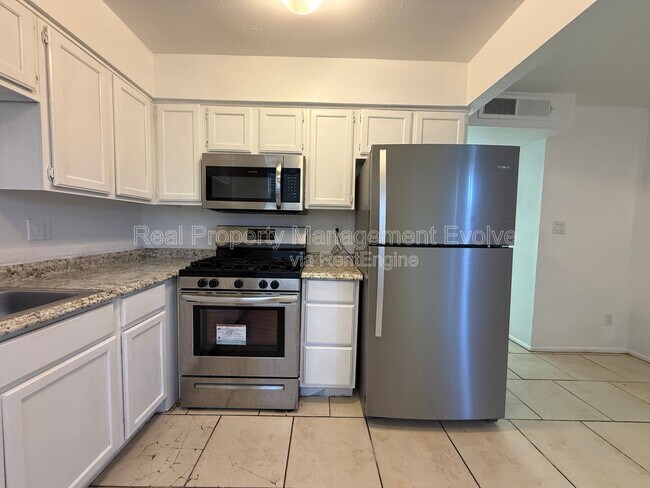 Building Photo - 3840 N 43rd Ave