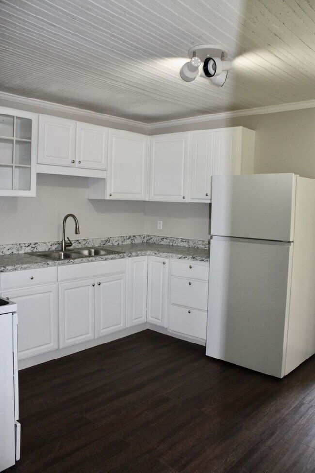 Building Photo - Gay 841-843