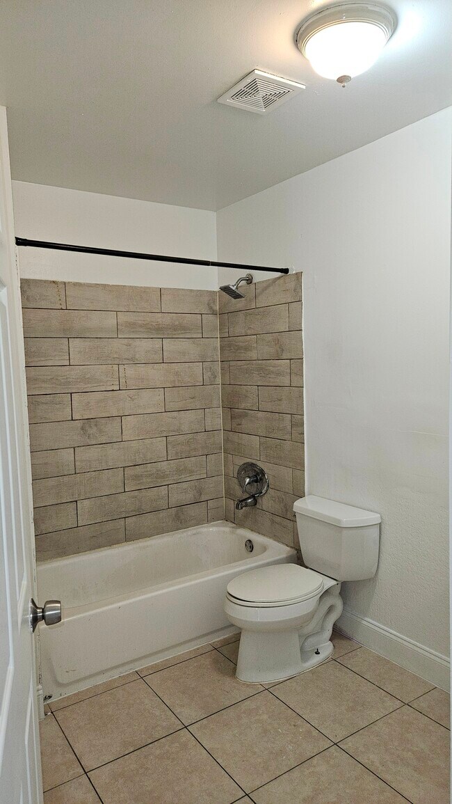 Building Photo - 177 NE 12th Ave