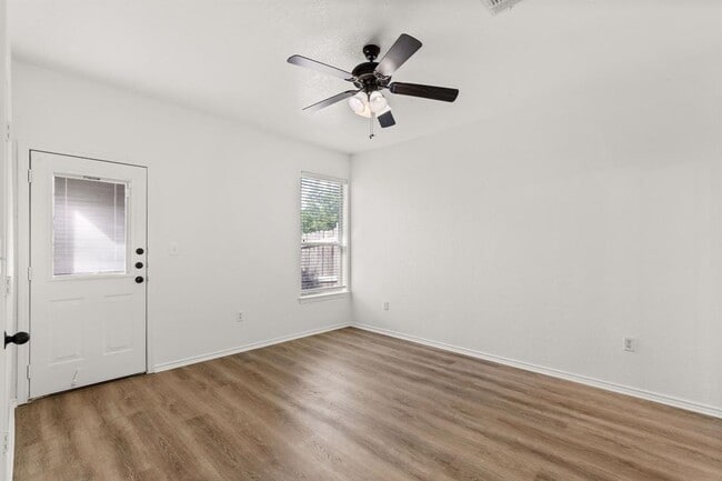 Building Photo - 586 Creekside Cir
