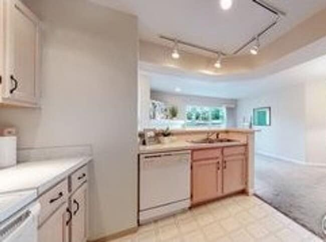 Building Photo - Cozy Two Bed/Two Bath Condo in Convenient ...