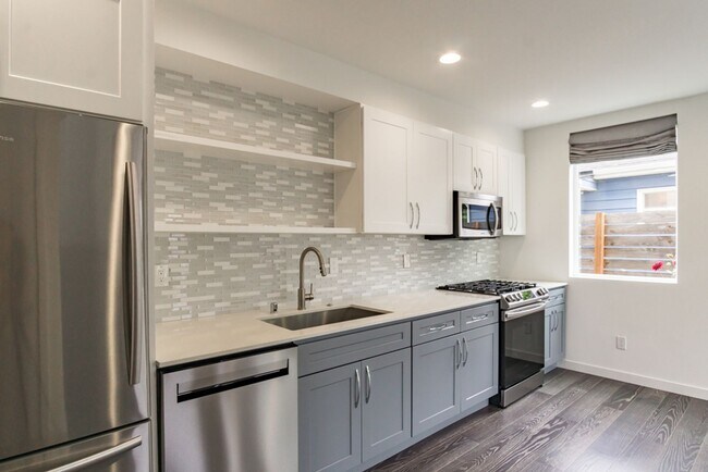 Building Photo - 2Bd/1.75Ba Seattle Townhome