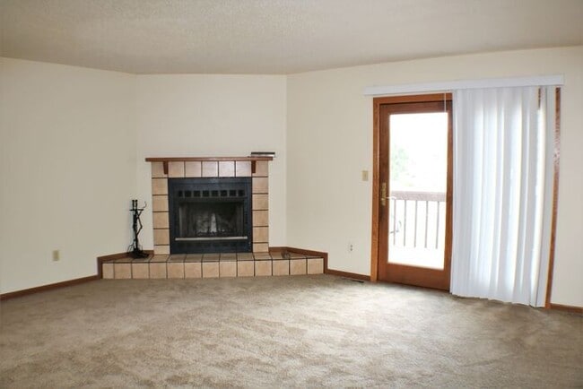 Building Photo - $1,450 | 3 Bedroom, 2.5 Bathroom Town Home...