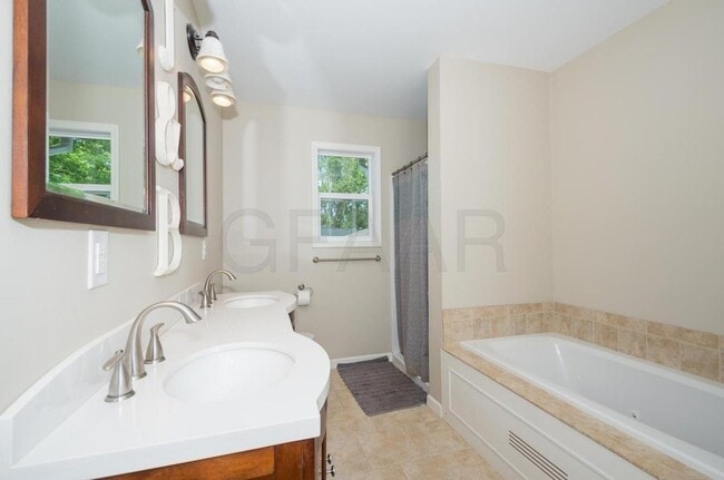 Building Photo - Awesome 5 Bedroom, 3 Bathroom Single Family Home for Rent in EGF