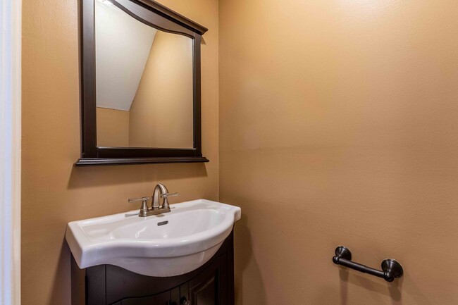 Building Photo - Updated 2 Bedroom 1.5 Bath in Goshen Valley!