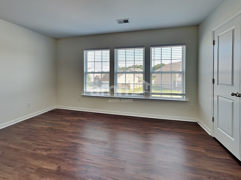 Building Photo - 236 Addlestone Cir
