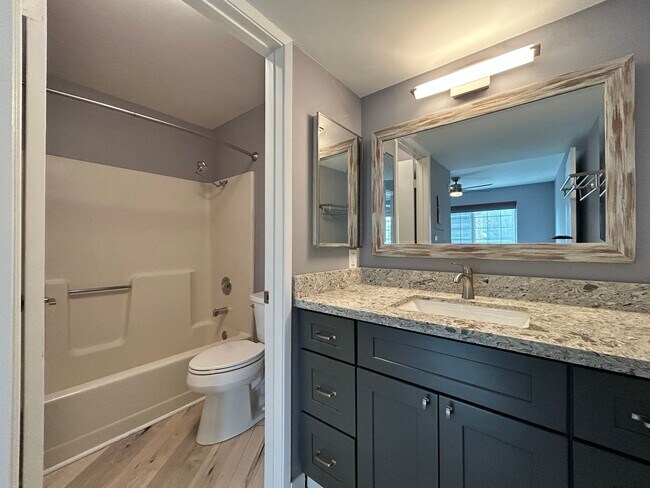 Building Photo - Beautiful 2BD/2BA W/ Reserved Parking and In-Unit Laundry in North Park!