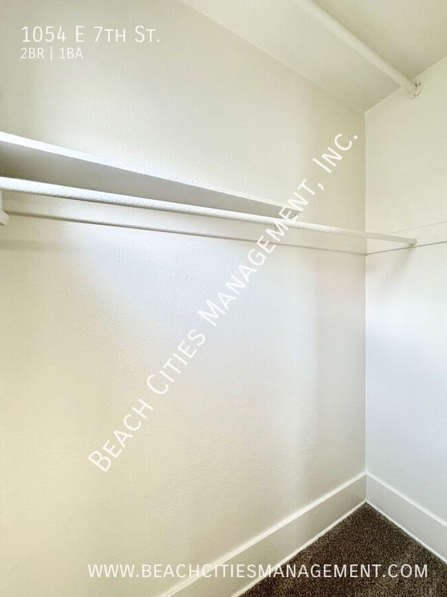 Building Photo - 1054 E 7th St