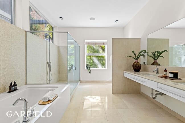 Building Photo - 240 E 61st St