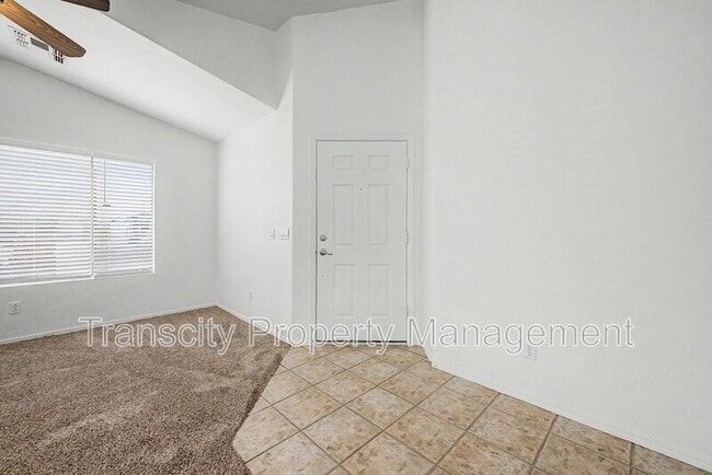Building Photo - 932 W 19th Ave