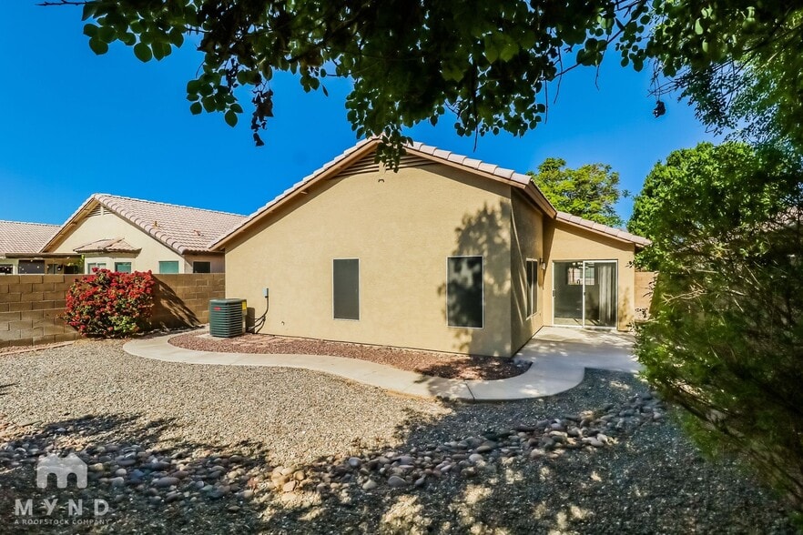 Building Photo - 2303 E Aire Libre Ave