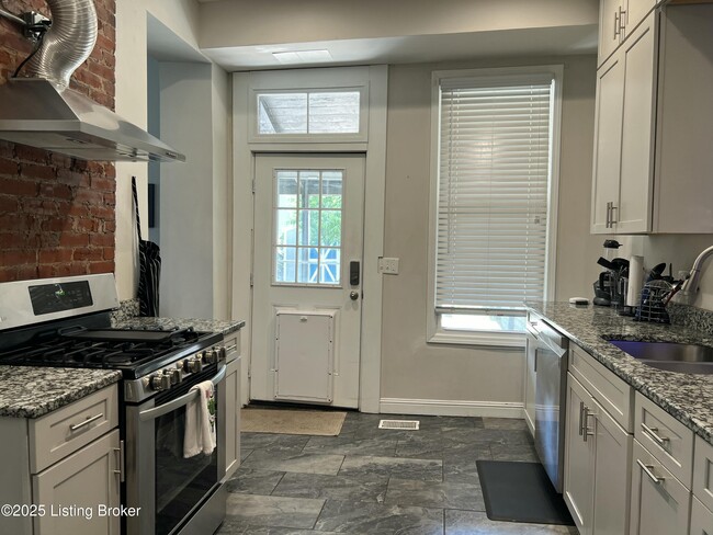 Building Photo - 925 S Preston St