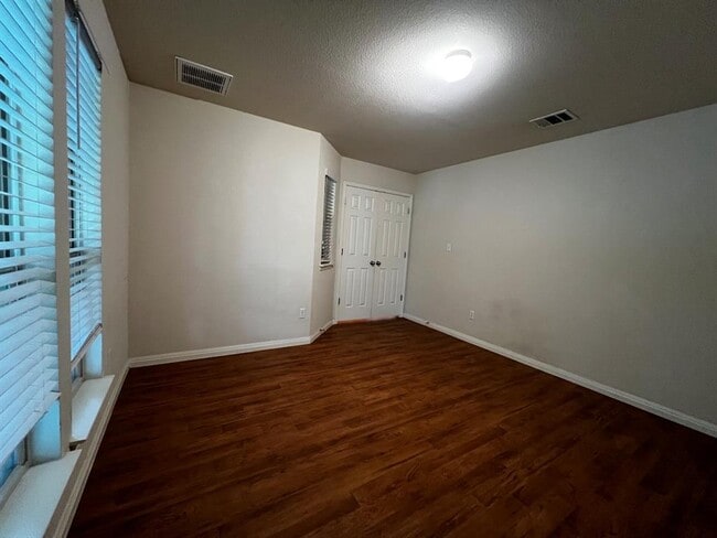 Building Photo - 2708 Cottonwood Shores Dr
