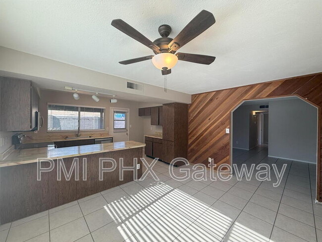 Building Photo - 1623 W Pampa Ave