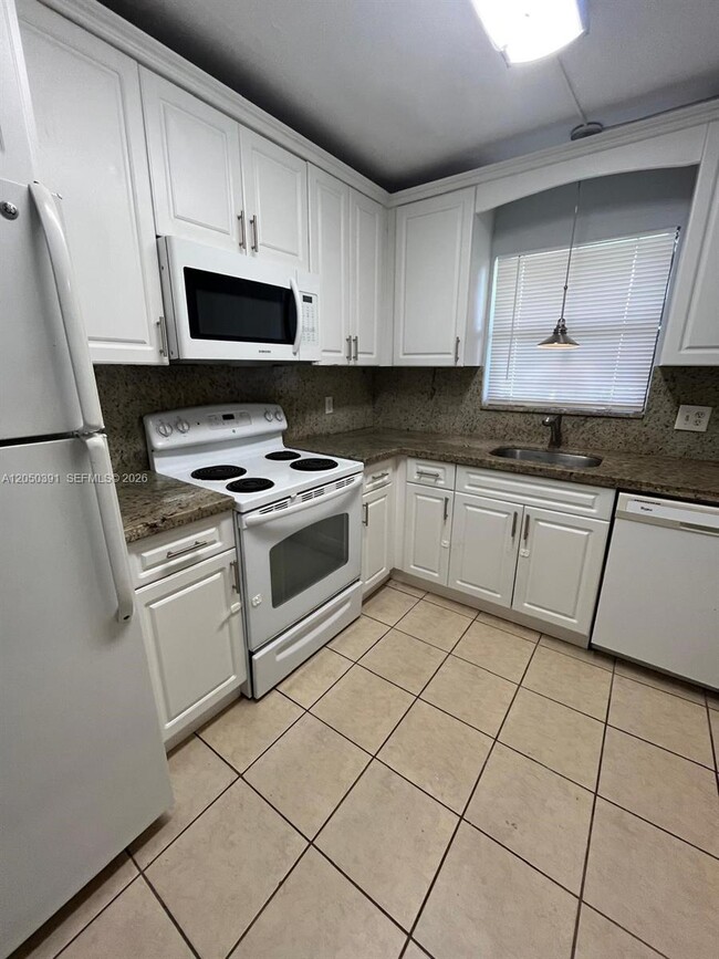 Building Photo - 21906 Lake Forest Cir
