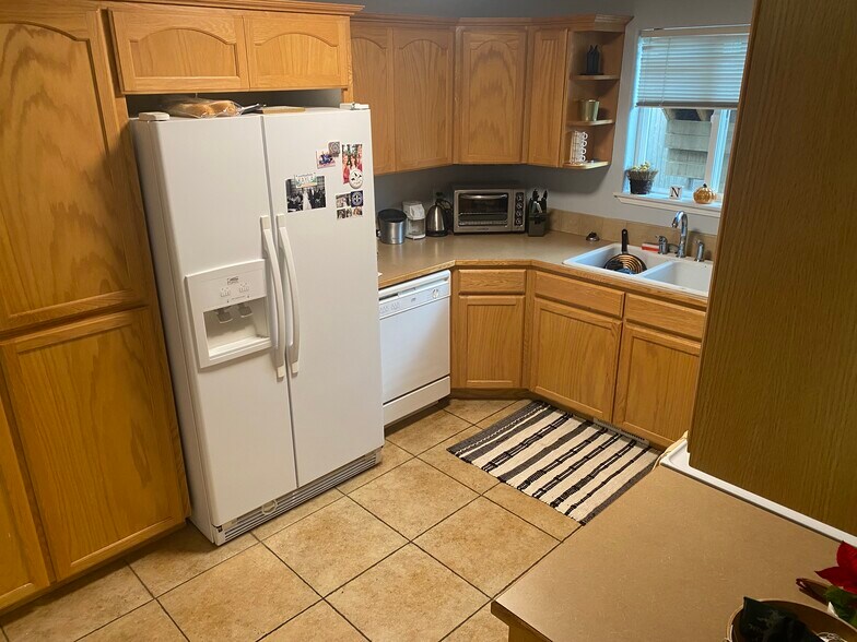 Kitchen with plenty of cabinets - 2122 Howard St