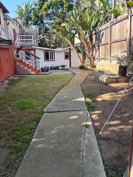 Back yard also has storage shed - 2424 Jefferson St
