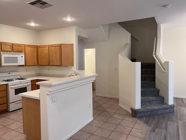 Building Photo - Henderson - 3 Bedroom Townhome w/2 car garage
