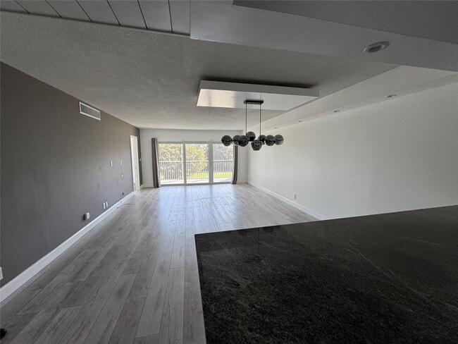 Building Photo - 3150 N Palm Aire Dr