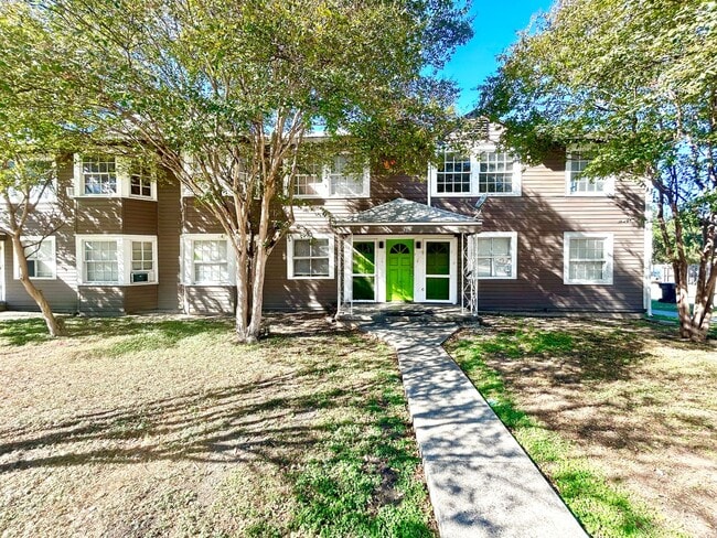 Building Photo - 425 Maverick St