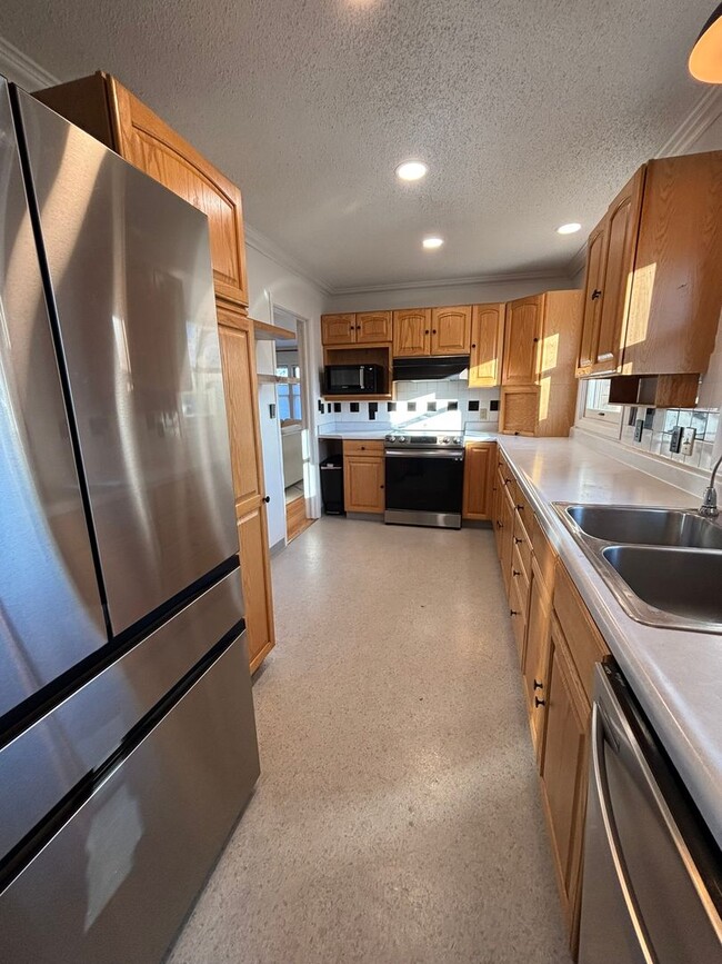 Building Photo - 3 BED | 1.5 BATH | SPACIOUS HOME | CENTRAL