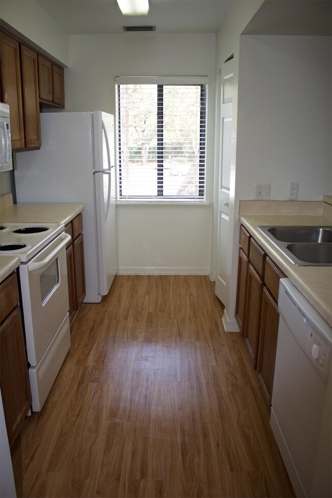 Building Photo - 232 Riverbend Dr