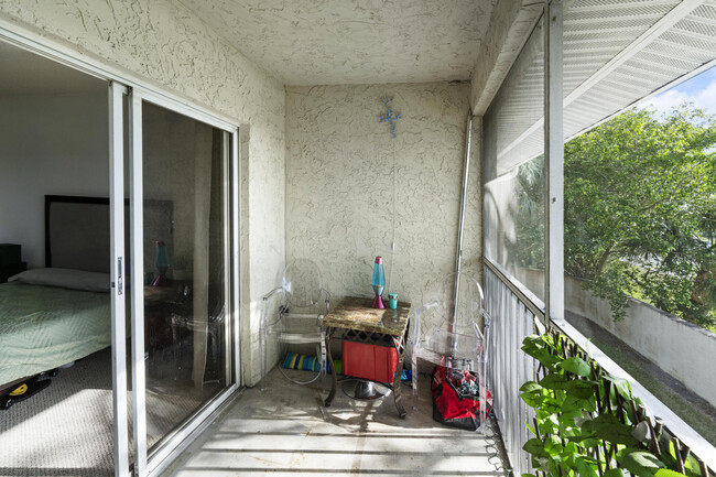 Building Photo - 1518 SE Royal Green Cir