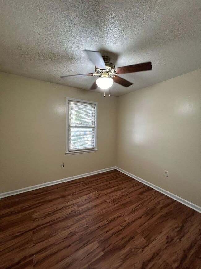 Building Photo - Available Now 3Br Townhome Ashely Villas
