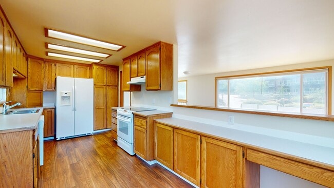 Building Photo - Location, Location, Location! - Four Bedroom house located minutes from Des Moines Waterfront