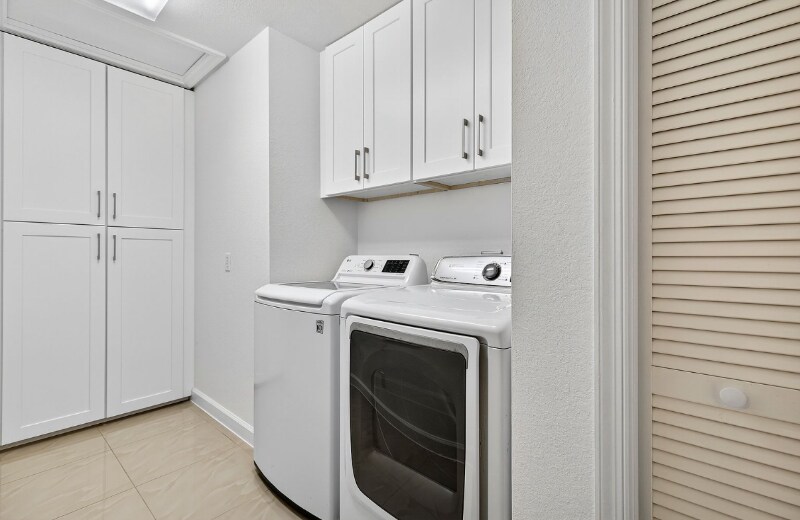 Building Photo - 2325 Hidden Lake Dr