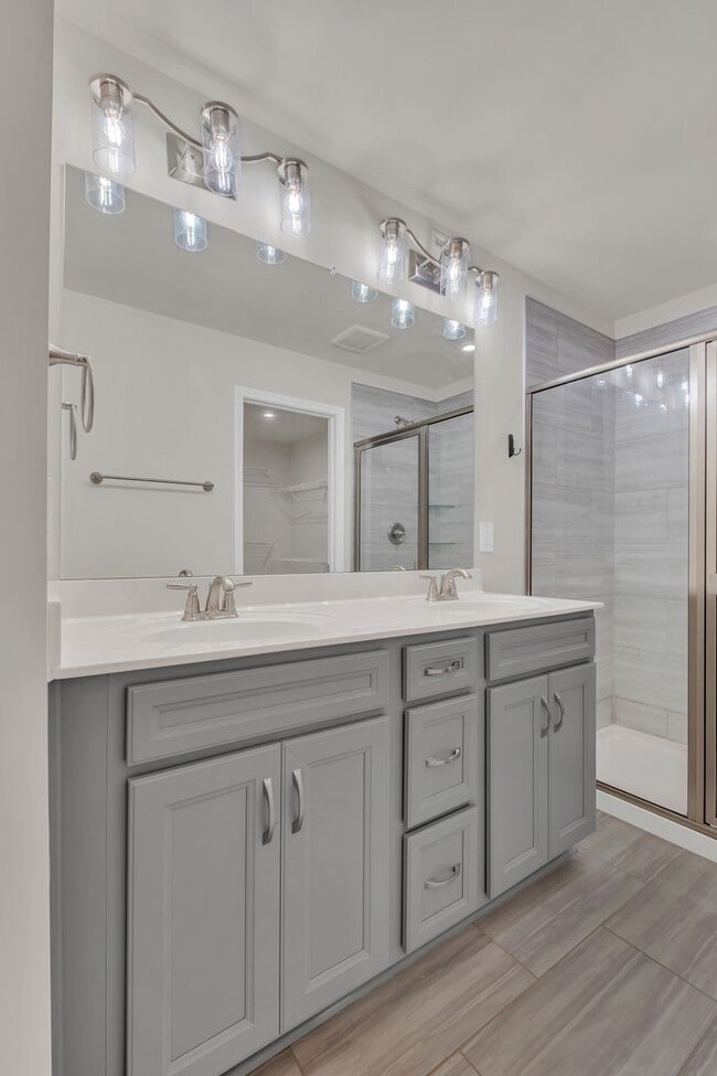 Building Photo - 3 bed/2.5 bath townhome in Tulip Hills wit...