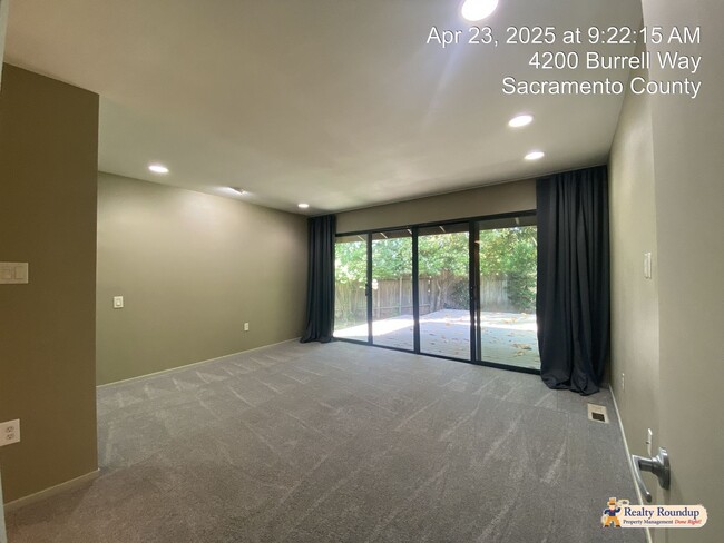 Building Photo - Sprawling Ranch with Open Floorplan & Exce...