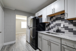 Building Photo - Brand-New 2 Bedroom - Newly Renovated, Rea...