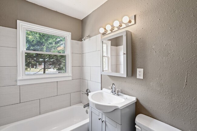 Building Photo - Welcome home to this cozy and fully updated 3-bedroom, 1-bath rental in Kansas City, KS!  1st mon...