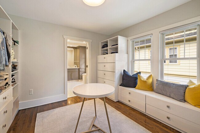 Building Photo - 4445 N Frederick Ave