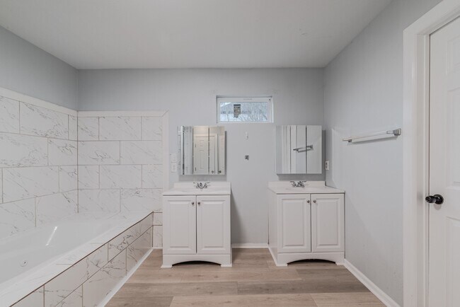 Building Photo - 834 Elkhart St