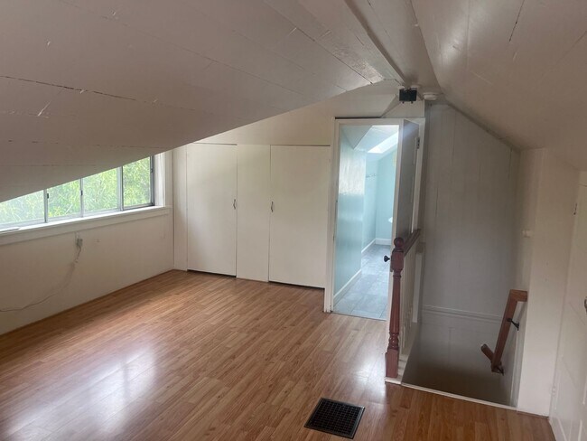 Building Photo - Multnomah Village 2 bedroom cottage delight