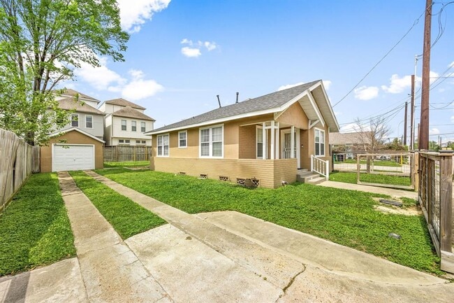 Building Photo - 1435 N Durham Dr