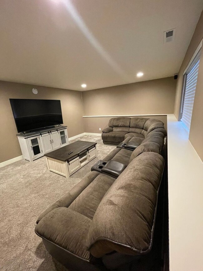 Building Photo - Beautiful Pet Friendly Home