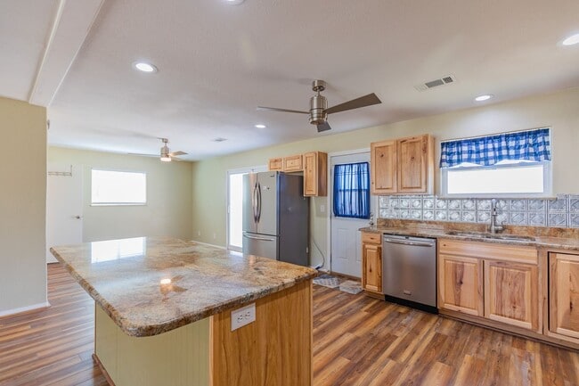 Building Photo - Charming 3 Bed 1 Bath Home