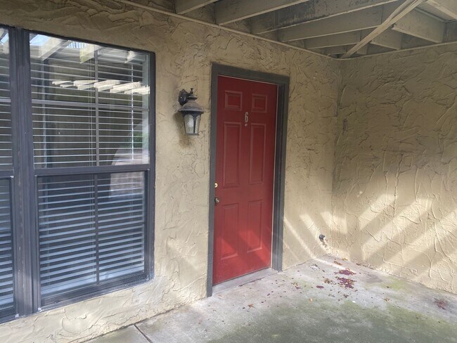 Building Photo - Beautiful Lake Plaza 1 Bedroom / 1 Bath Condo - Awesome Location