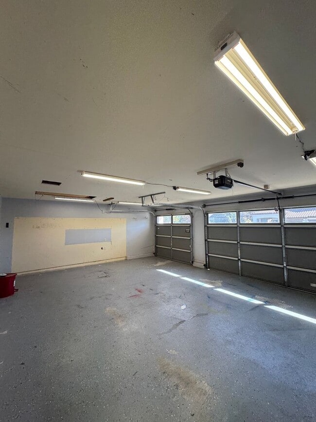 Building Photo - 1762 River Oaks Cir