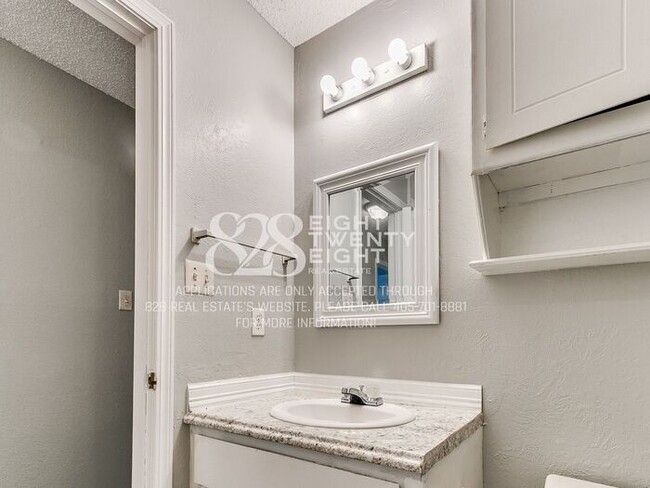 Building Photo - Now Touring & Available for Move in! 3 Bed/1.5 Bath Duplex in West Norman!