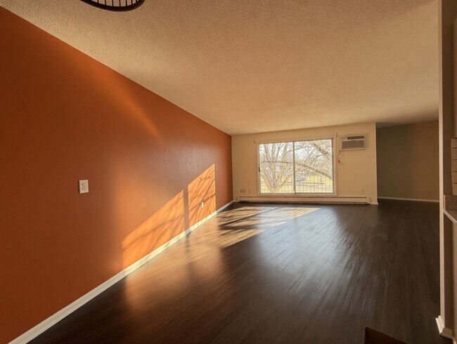 Building Photo - Freshly Updated, Stylish 2 bed 2 bath Condo in Bloomington Includes 2 Heated Parking Spaces!