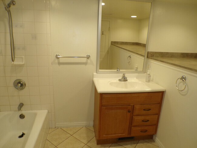 Building Photo - 552 S 800 W St