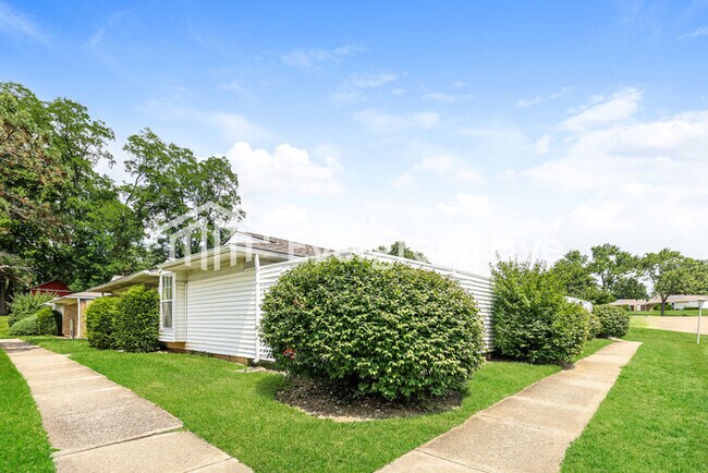 Building Photo - 5841 Troy Villa Blvd