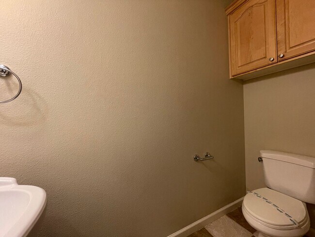 Building Photo - 5 Bed 2.5 Bath + a Den in Tigard/Bull Mountain - Solar Panels, Central A/C and More!