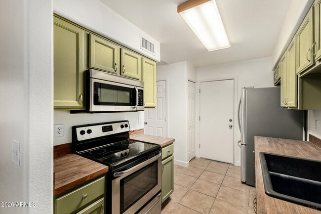 Building Photo - 743 E Pepper Dr