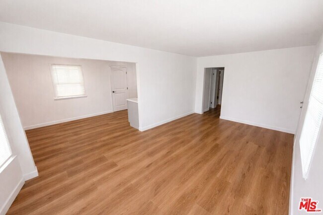 Building Photo - 9132 Crenshaw Blvd