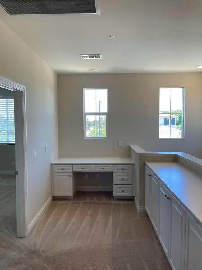 Building Photo - Stunning 4 bedroom home in Vista-With Solar!